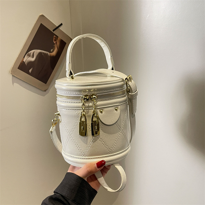 Korean style cylindrical makeup bag for women, stylish solid color single-shoulder small bag, 2024 new diamond-shaped chain bucket crossbody bag Specification drawing