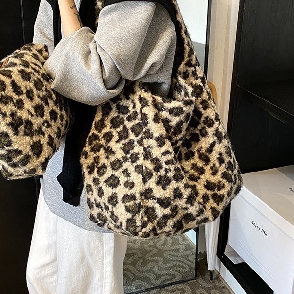 2024 New Korean InS-style woolen fabric, large-capacity single-shoulder underarm crossbody bag, woolen bag, cross-border leopard print details Picture