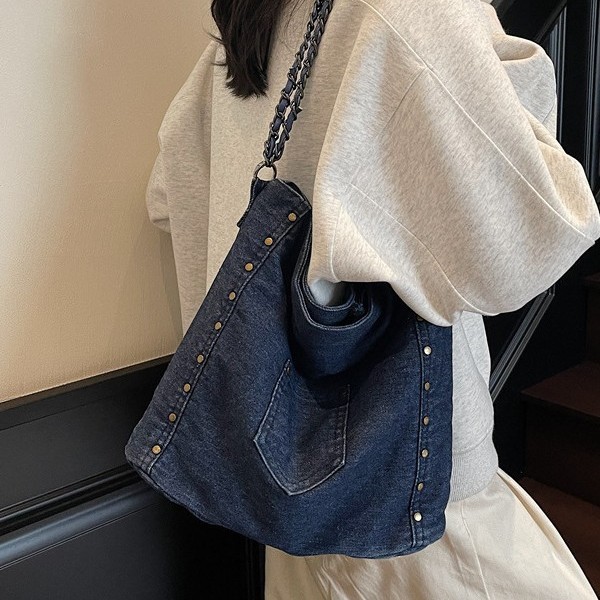 Retro rivet single-shoulder underarm bag, European and American fashion motorcycle bag, denim simple and casual large-capacity tote bag full figure