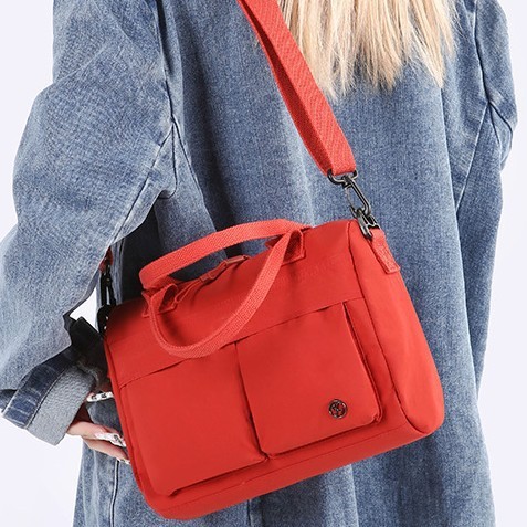 A new Japanese and Korean canvas Instagram commuter women's single-shoulder briefcase, a fresh and artistic solid-color hand-held crossbody bag for women full figure