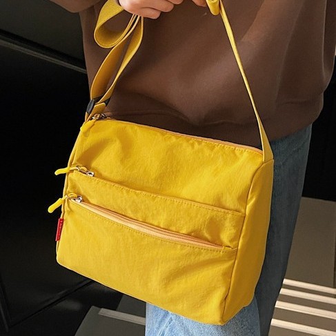 Trendy ladies' single-shoulder bag, casual shopping crossbody bag, lightweight water-resistant nylon fabric bag, simple and versatile small square bag full figure