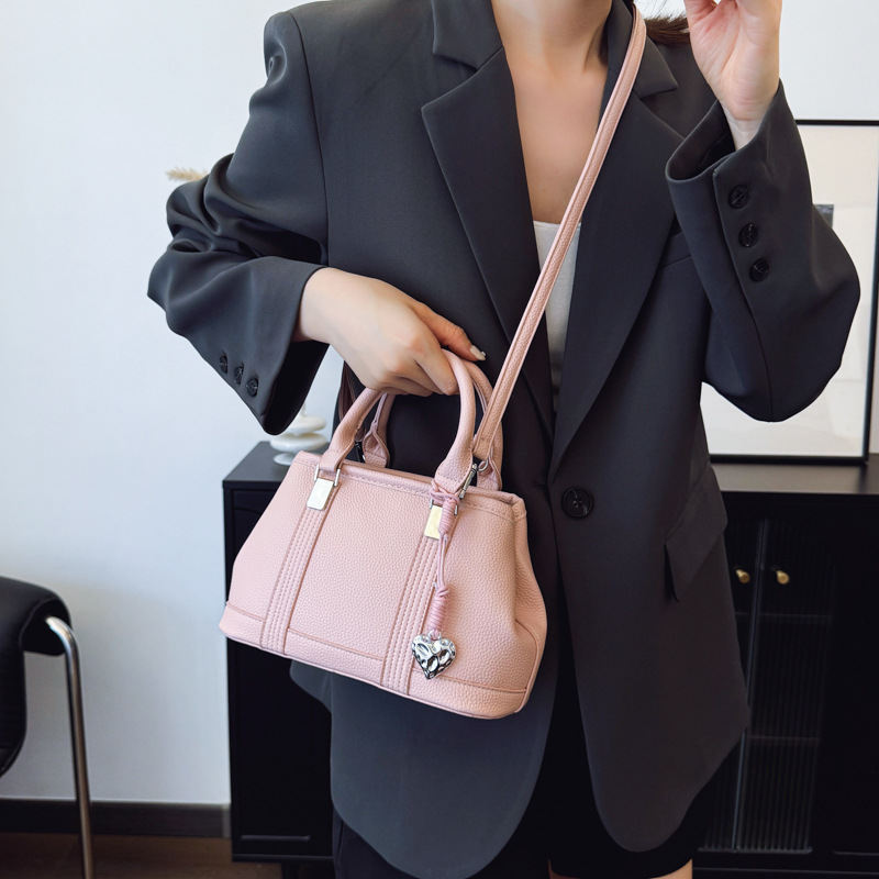 Cross-border high-end large-capacity handbag for women, 2025 new style, simple commuting, fashionable and versatile, single-shoulder crossbody bag Application Scenario
