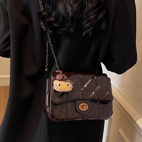 The 2024 new Chanel-style women's bag is stylish, with a simple and high-end diamond-shaped design. It features a coin purse, a mobile phone case, and a small square bag Specification drawing