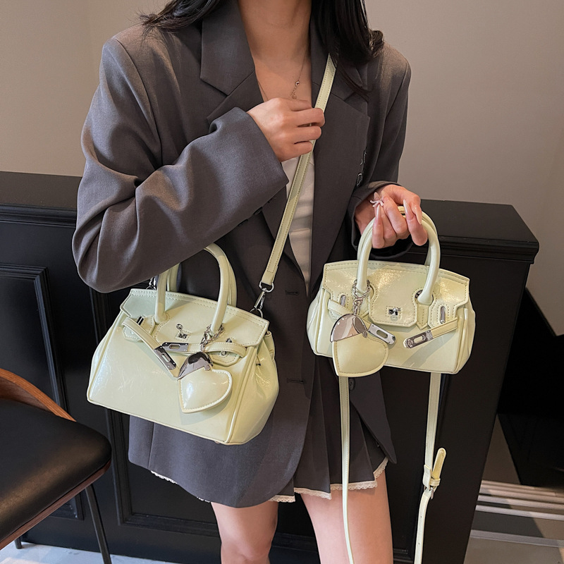 The popular hand-held platinum bag for women in 2025, a new casual soft leather commuter single-shoulder crossbody Kelly bag Application Scenario