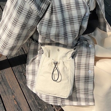 A new minimalist style mobile phone bag for women, a light and thin Japanese and Korean drawstring canvas small bag, versatile mini single-shoulder crossbody coin purse Application Scenario