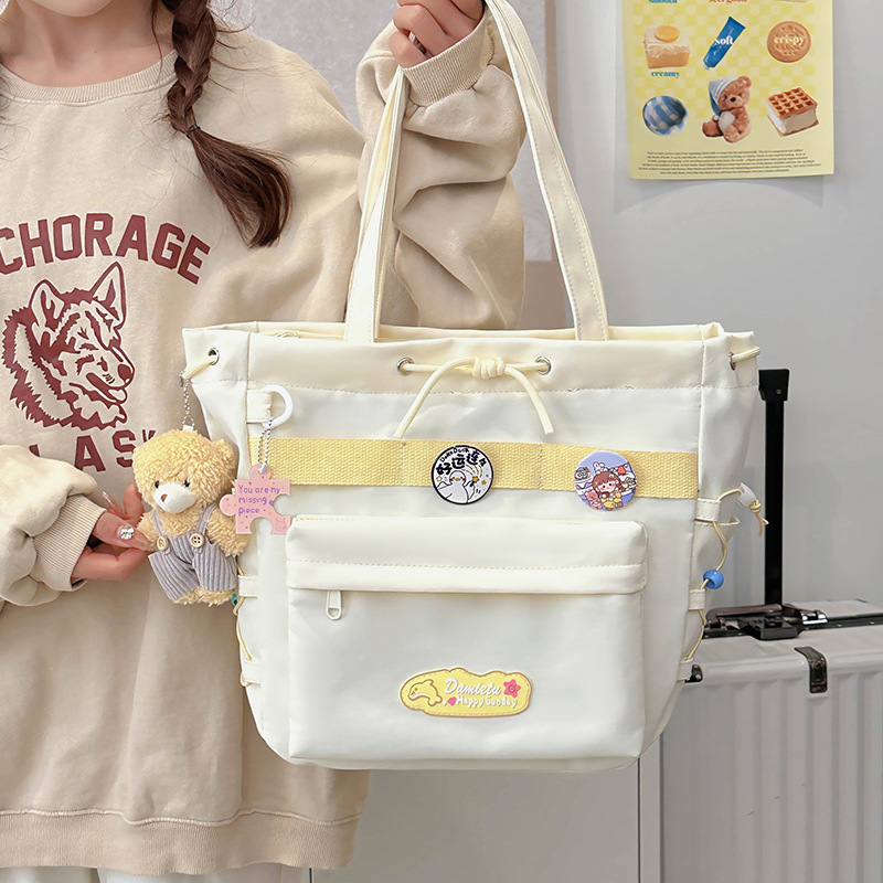 A large-capacity color-blocking school-style single-shoulder bag for female junior high school students to carry books during class tutoring. A high-appeartion-level student crossbody bag full figure