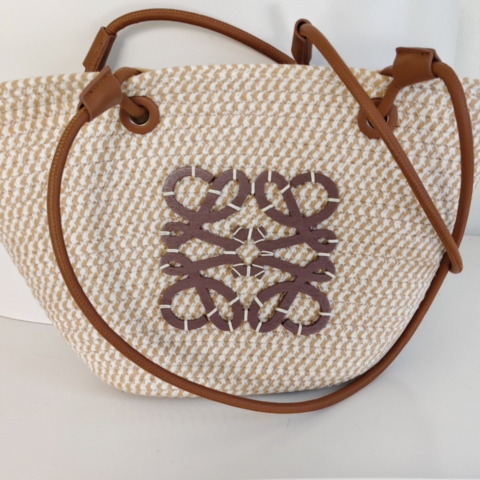 A new lightweight woven bag for women with a hollowed-out design. It's a versatile single-shoulder bag with a girlish style and a large capacity of rattan and straw weaving Application Scenario