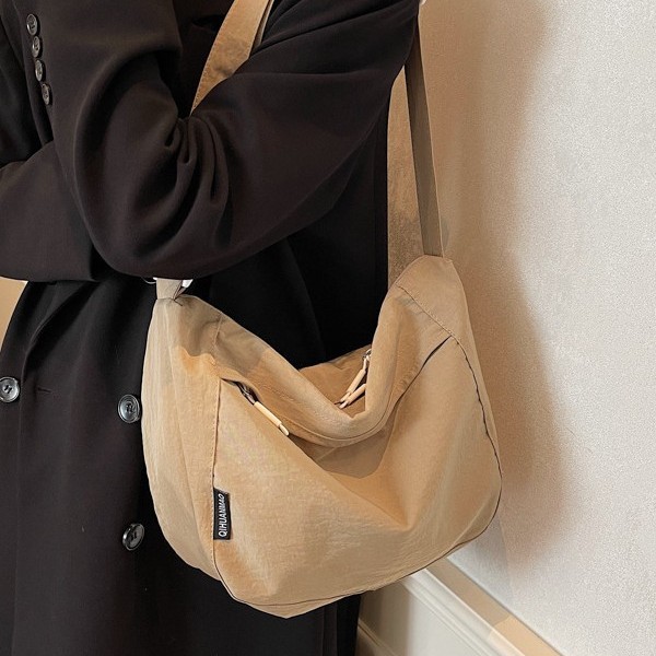The new large-capacity tote bag is a versatile and niche single-shoulder bag for commuting, as well as a lightweight, retro and fashionable crossbody bag Specification drawing