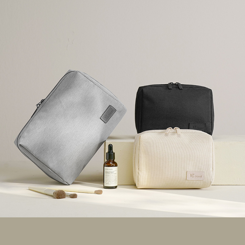 Renewable and eco-friendly material cosmetic bags, travel clutch bags, portable large-capacity travel cosmetics storage bags for cross-border use Application Scenario