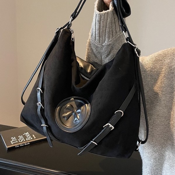 Single tote bag, zipper shoulder bag, bucket bag, shoulder bag, simple and casual small square bag for autumn and winter, trendy and versatile Application Scenario
