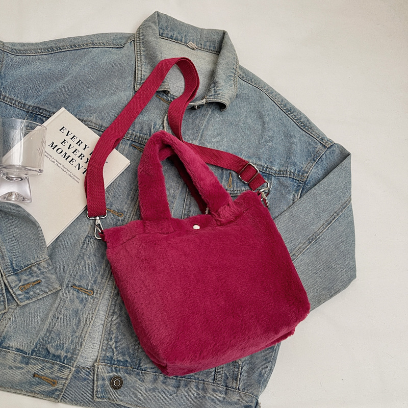 This is a new 2024 autumn and winter versatile crossbody bag for women, featuring a high-end feel and a large capacity tote bag with a fluffy texture Specification drawing