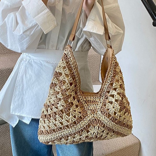 New color-blocking 2025 popular bestsellers, large-capacity woven bag, versatile and fashionable straw woven bag, vacation and commuting single-shoulder bag Application Scenario