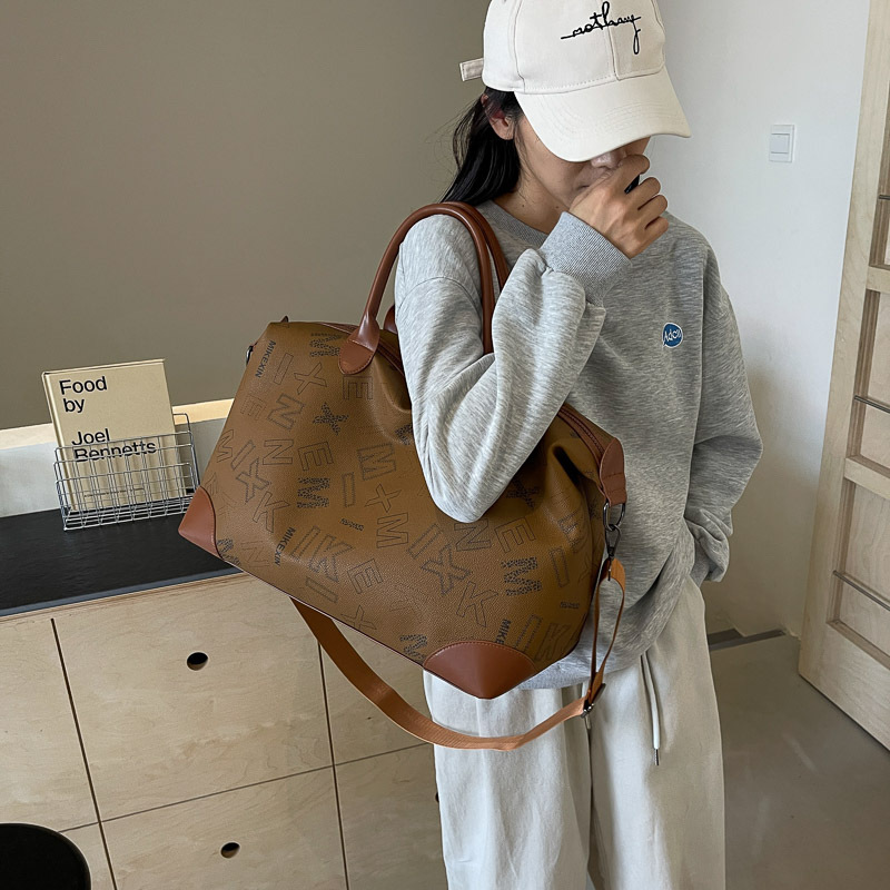 Fashionable letter-printed single-shoulder travel bag, large-capacity portable sports and fitness bag, business trip commuting carry-on handbag Specification drawing