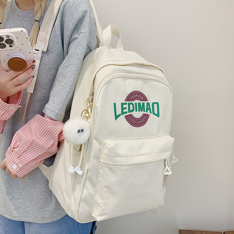 The new winter schoolbag is in the style of Harajuku for primary and secondary school birthdays, a fresh and light backpack, and a forest-themed college student travel backpack full figure