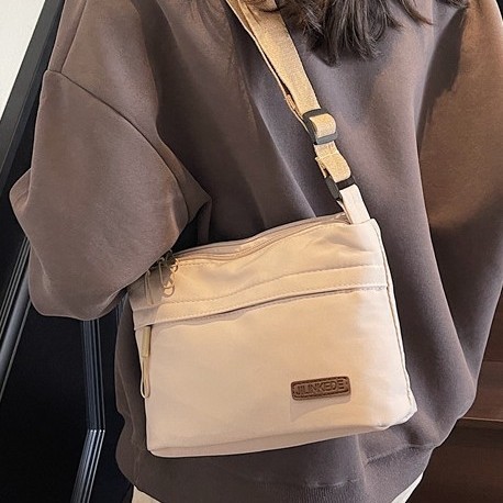 A new, water-resistant, lightweight and fashionable single-shoulder bag made of nylon fabric for women, a multi-layered crossbody bag and a casual bag that is selling well across borders Specification drawing