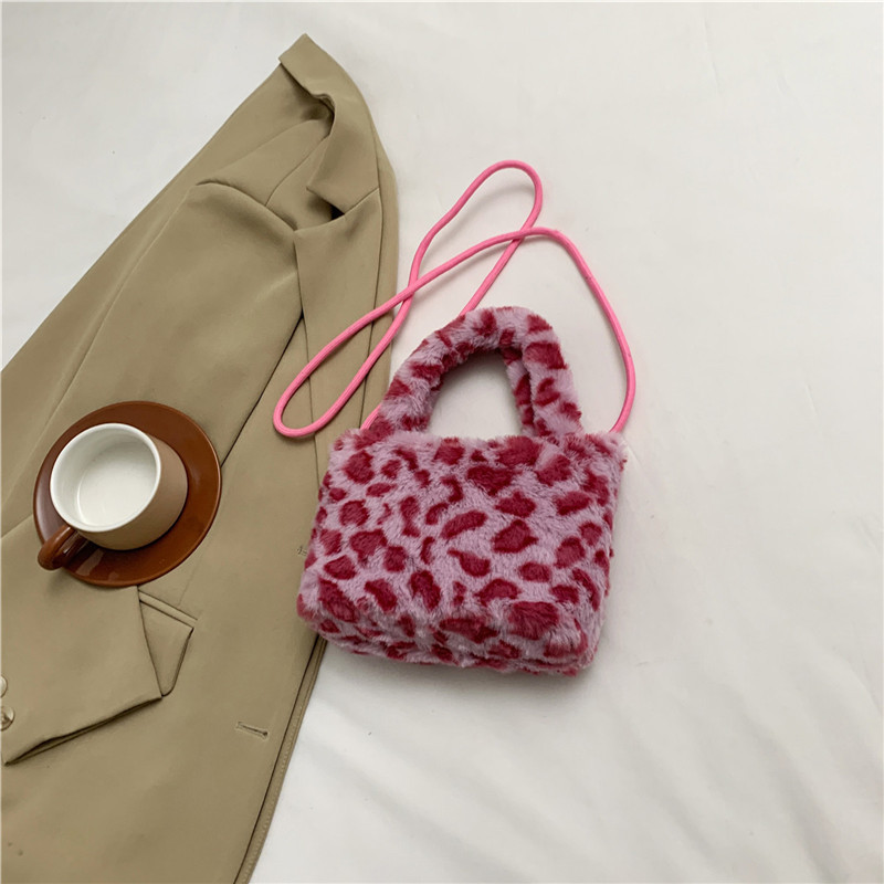 Plush and cute little bag for women, new autumn/Winter 2024 collection, hand-held bucket bag, cartoon furry, fashionable and versatile crossbody bag Application Scenario