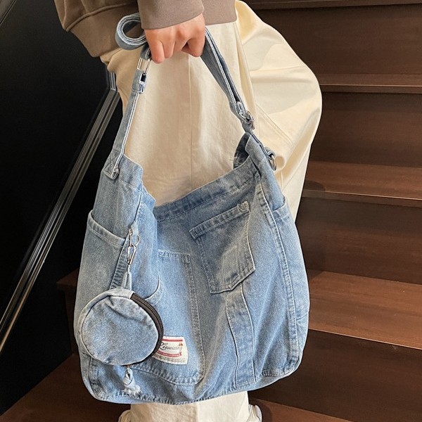 2025 New student class crossbody bag, retro washed denim bag, large capacity, casual and versatile single-shoulder bag Application Scenario