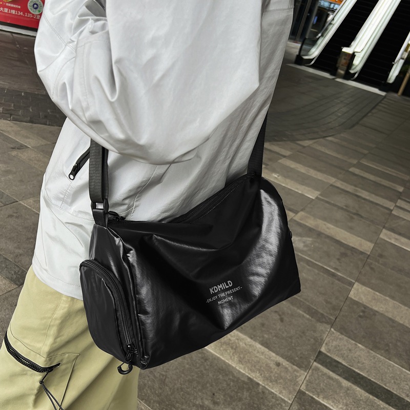 High-end silver single-shoulder bag 2024 new style, simple and cool, college students' niche casual couple commuting crossbody bag details Picture