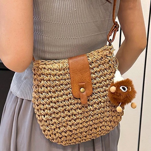 In spring and summer, the 2025 new women's woven bag is a niche design. The hand-held straw woven bag is stylish and versatile. It's a crossbody bag details Picture