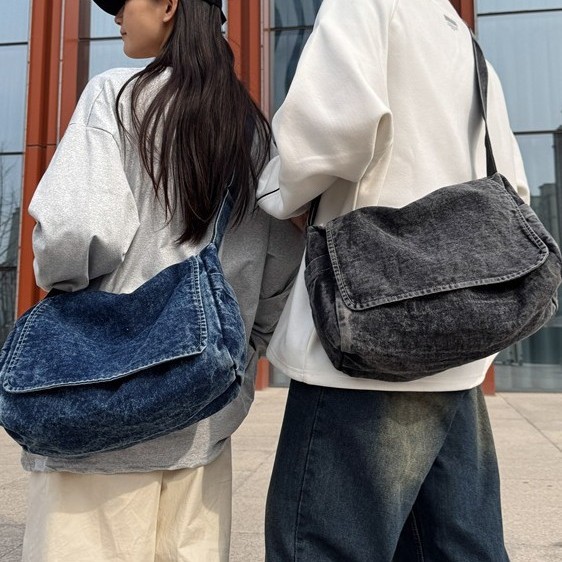 Japanese-style canvas bag for women, large capacity, laid-back style, lightweight messenger bag, versatile, artistic student class bag, crossbody bag for men full figure