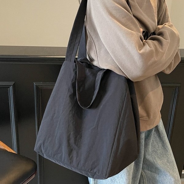 A large-capacity fabric cotton-padded jacket bag for women, a new 2025 trendy, simple and color-blocking casual commuting single-shoulder tote bag details Picture