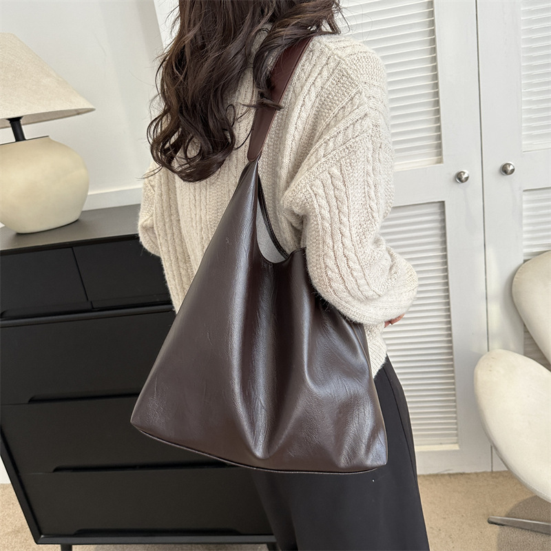 A large-capacity, fashionable and high-quality soft leather commuter bag for women's 2023 autumn and winter, a versatile single-shoulder underarm tote bag Specification drawing