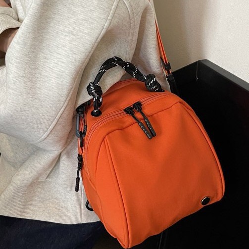 The new lightweight and waterproof nylon small shell bag is a simple design for women. It is a double-zipper single-shoulder crossbody bag that is both artistic and trendy details Picture