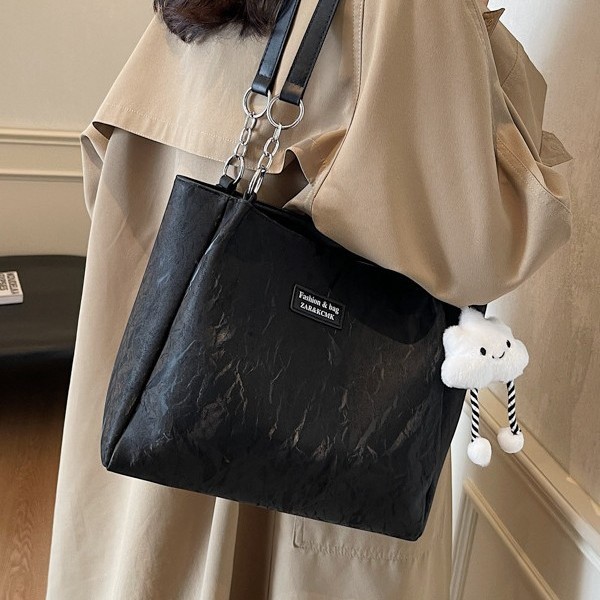 The new autumn and winter handbag is a versatile tote bag with a large capacity, a single-shoulder bag, and a simple and light luxury style. It is a casual commuting bag with a high-quality feel Application Scenario