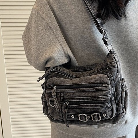 A new soft-faced crossbody bag for women in 2025, a middle-aged single-shoulder denim spring and summer large-capacity casual commuter women's bag Application Scenario