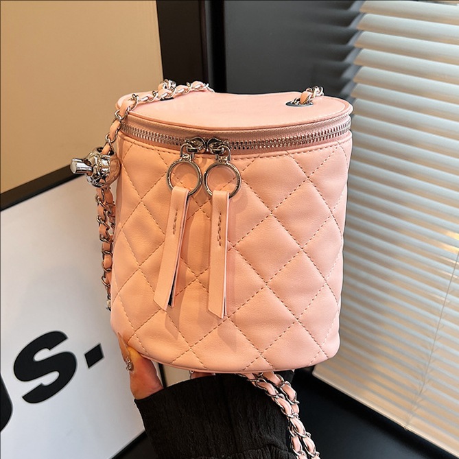The 2025 new high-end and exquisite bucket bag, diamond-shaped chain bag, niche single-shoulder bag, heart-shaped versatile crossbody bag for women full figure