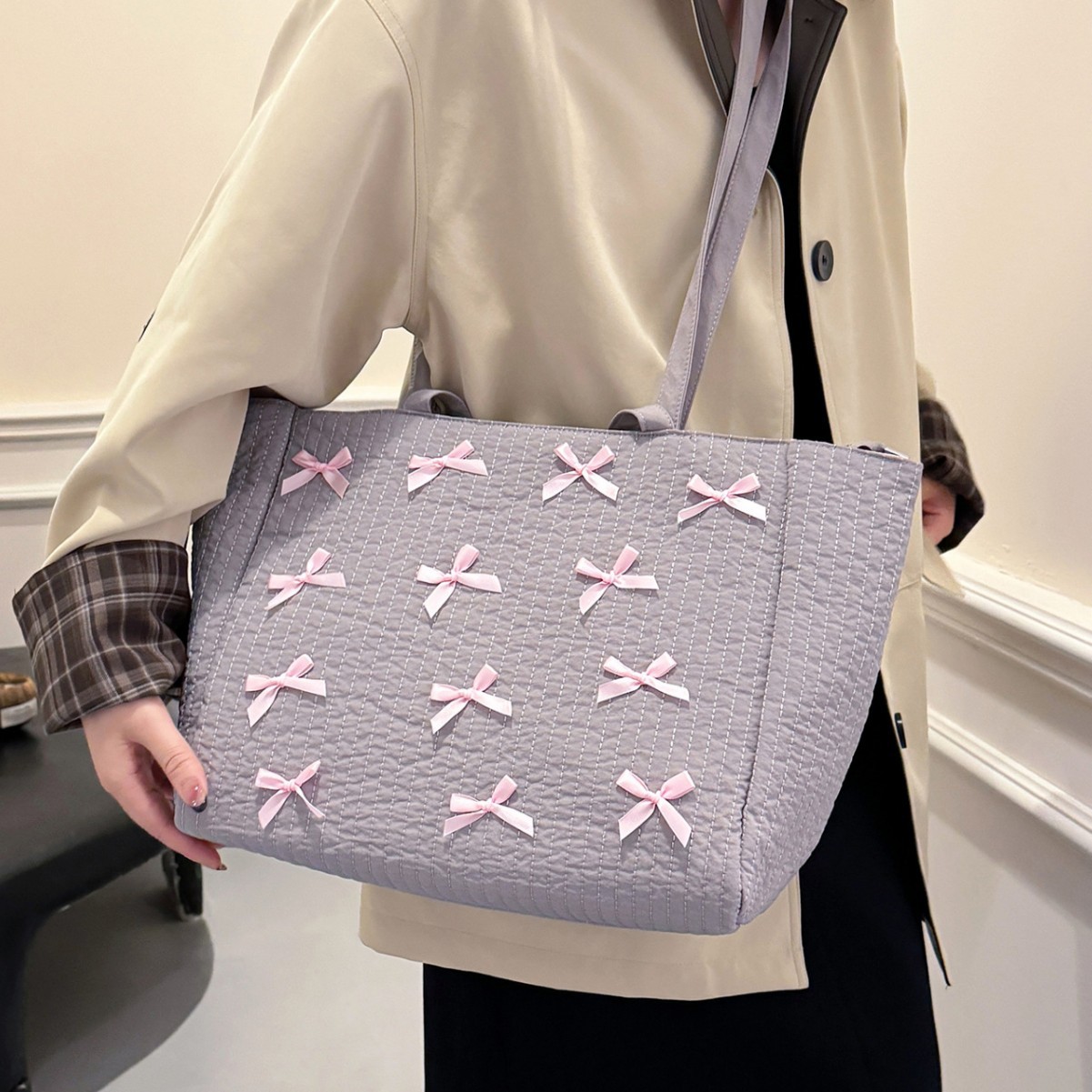 Cute and versatile girl bag 2024 New style bow hand-held shoulder crossbody bag, niche fashion tote bag Application Scenario