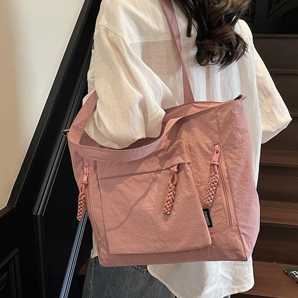 Women's cross-border handbag trend 2025 Spring New Design Nylon fabric bag large capacity single-shoulder crossbody bag Application Scenario