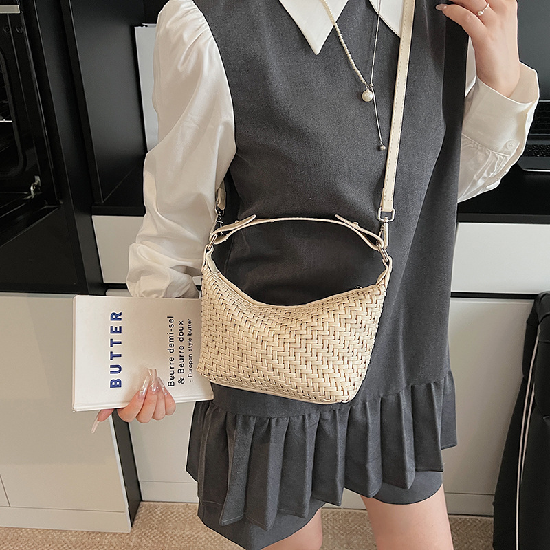 2025 New fashion woven bag, versatile handbag, large-capacity underarm bag, stylish single-shoulder bag, casual crossbody bag Specification drawing