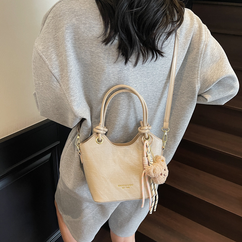 The new 2025 summer collection features a simple and stylish hand-held bucket bag with a unique design for women's fashion and versatility. It is a single-shoulder crossbody bag for commuting Application Scenario
