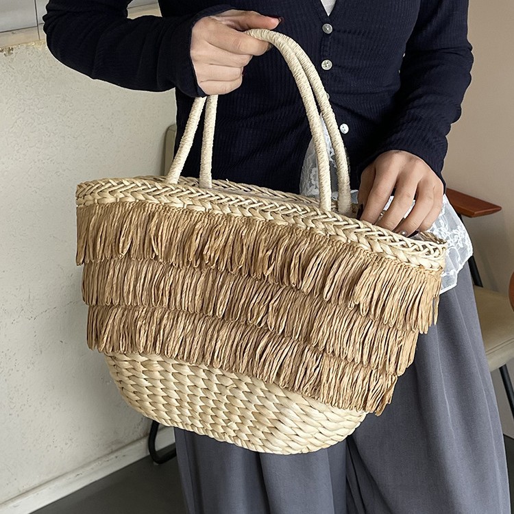 Summer seaside vacation, stylish Suzhou grass woven vegetable basket bag, trendy women's fringed casual forest-style fashionable handbag full figure