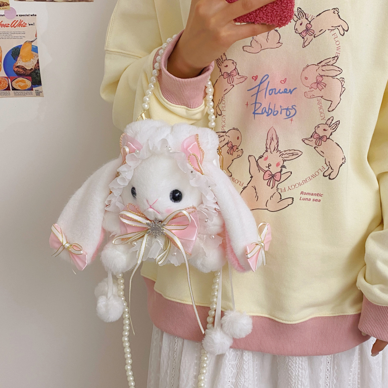 The new Carton Japanese Lolita Rabbit pearl hand-held crossbody bag is a sweet and cute Korean version of a crossbody single-shoulder small bag details Picture