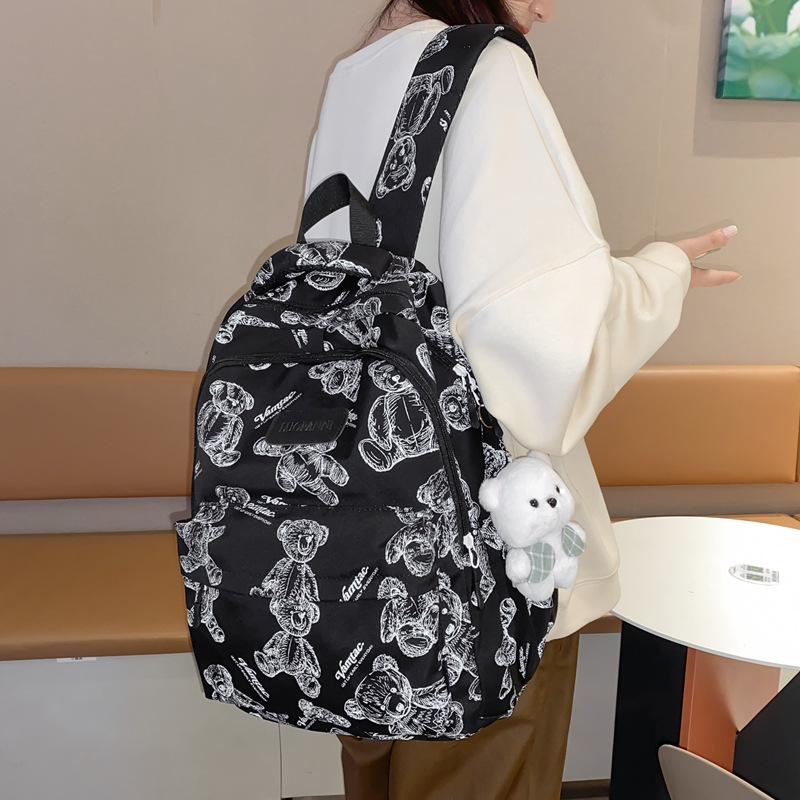 Graffiti reflective schoolbag for girls, 2024 new niche design, casual backpack for junior and senior high school students, large-capacity backpack Application Scenario