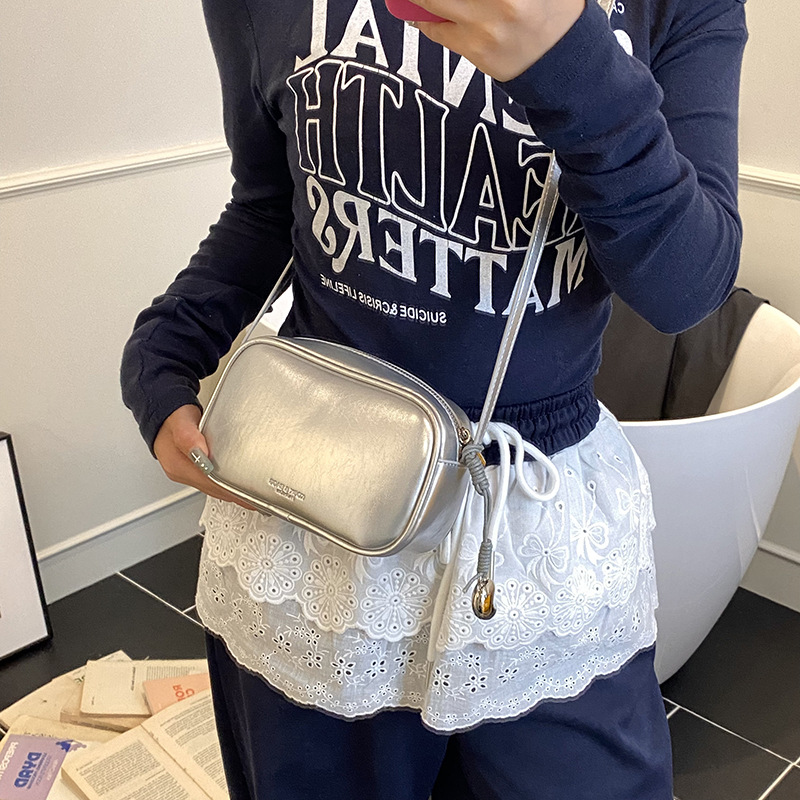 A high-end, shiny, niche small square bag for women, a new summer 2025 fashion, simple, trendy and stylish single-shoulder crossbody bag Application Scenario
