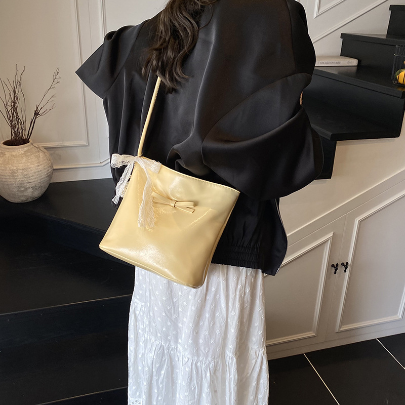 Korean style fashion niche bow hand-held bucket bag for women 2025 new summer, high-end and versatile single-shoulder underarm bag Application Scenario