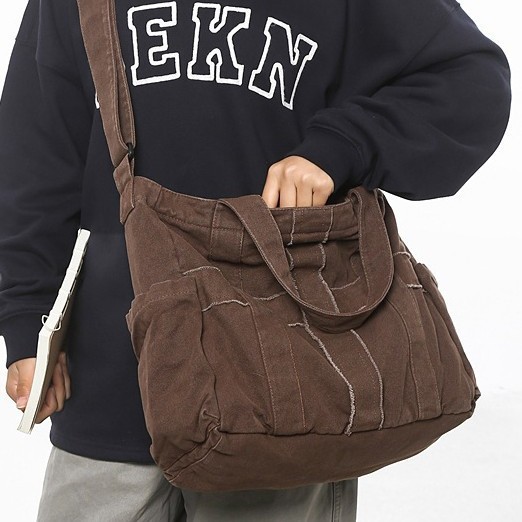 Student canvas bag function, student bag, fashionable ring bag with zipper, large capacity, Haraju-style ins casual single-shoulder bag Application Scenario