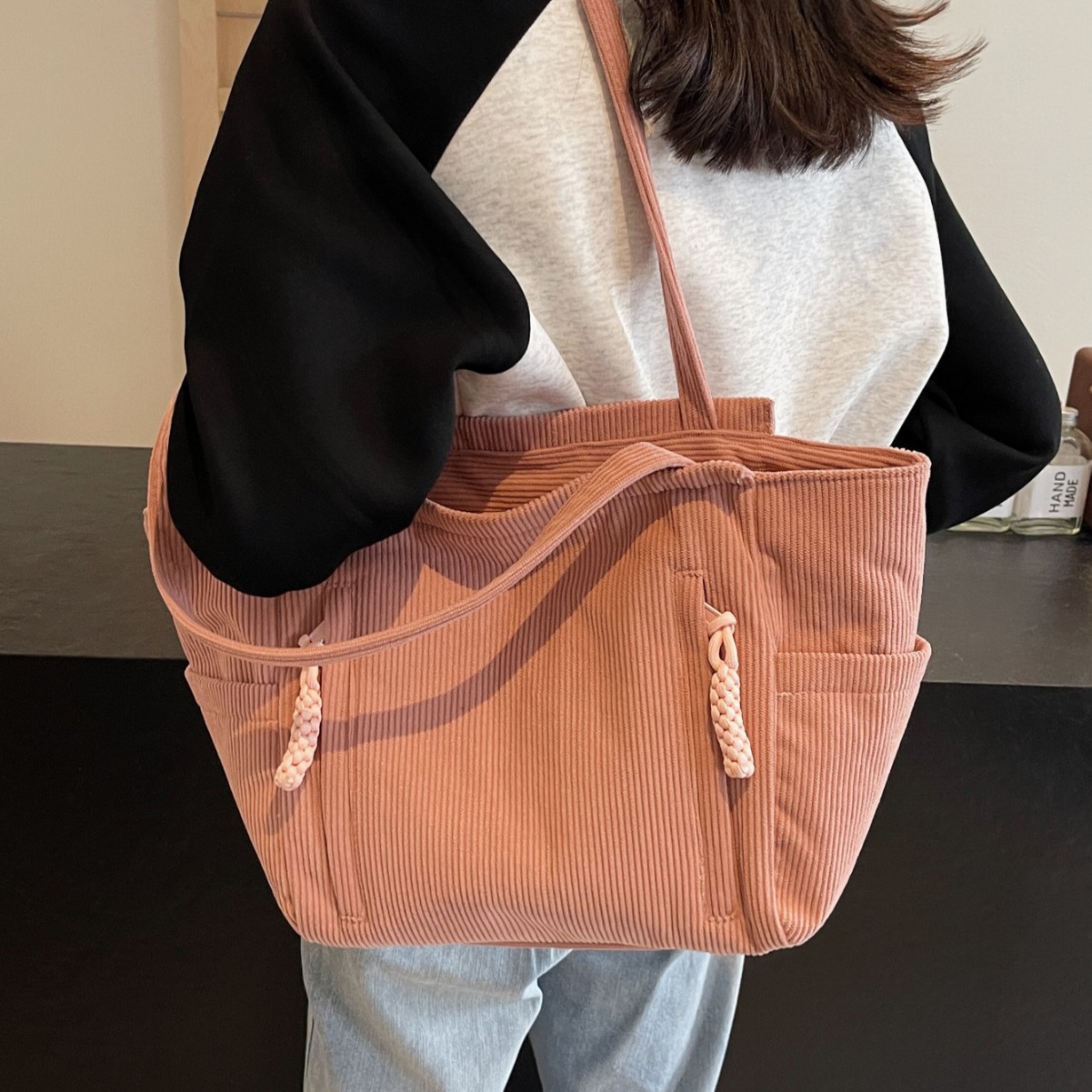 Autumn and winter fashion new large-capacity thickened tote bag, corduroy multi-pocket single-shoulder bag, retro thick commuting bag full figure