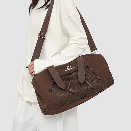 Trendy handbags for the 2024 autumn/winter season, featuring large capacity, high aesthetic standards, fitness bags, sports bags, hand-held outdoor travel bags full figure