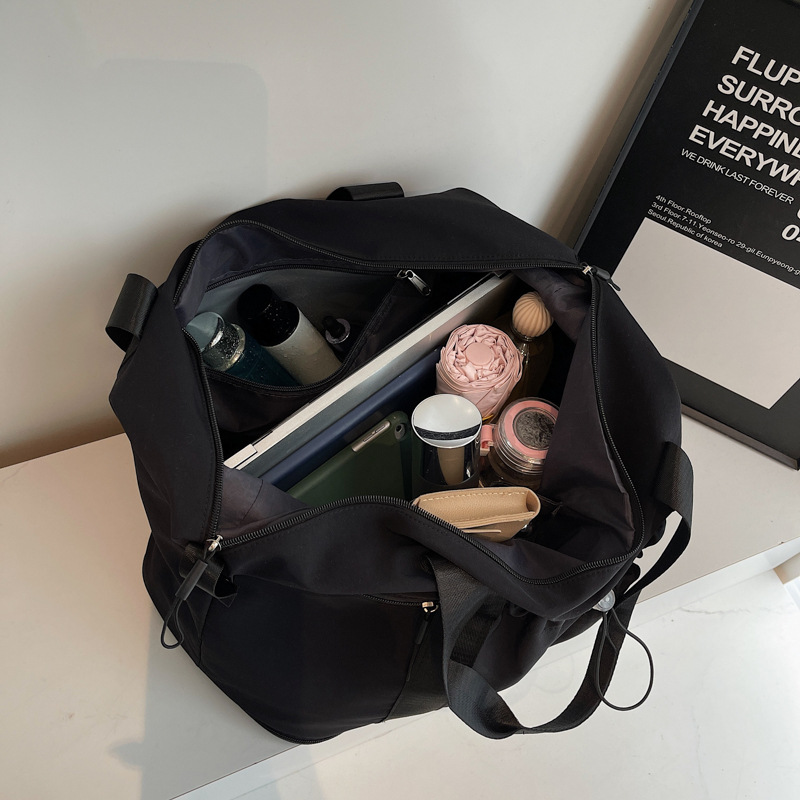 Lightweight nylon fabric travel large bag, with a pull handle for carrying clothes, fitness dry and wet separation expandable single-shoulder bag Application Scenario