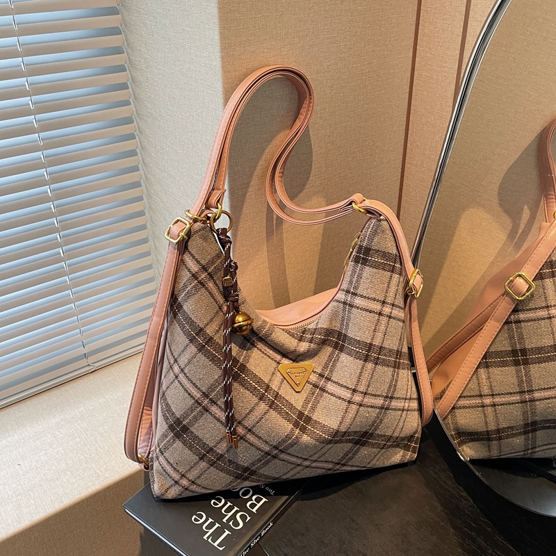 Retro and simple tote bag for women, new large-capacity commuter backpack, multi-functional casual single-shoulder bag, trendy backpack details Picture