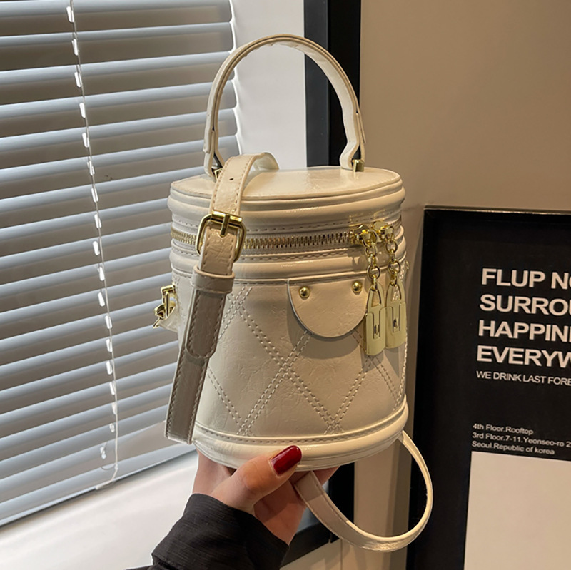 Korean style cylindrical makeup bag for women, stylish solid color single-shoulder small bag, 2024 new diamond-shaped chain bucket crossbody bag full figure