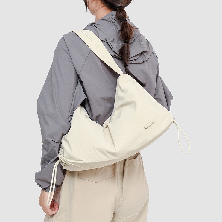 A new single-shoulder underarm bag with a laid-back style from Korean Instagram for the autumn and winter of 2024. It's a versatile commuting bag in solid colors full figure