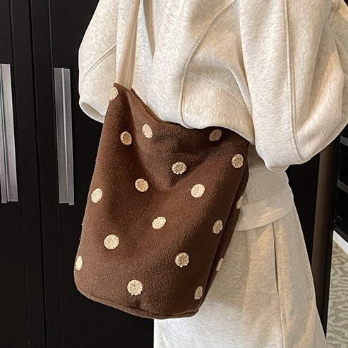 New autumn and winter niche bucket bag with a laid-back style, large-capacity women's crossbody bag, and cute polka dot student class cloth bag Specification drawing