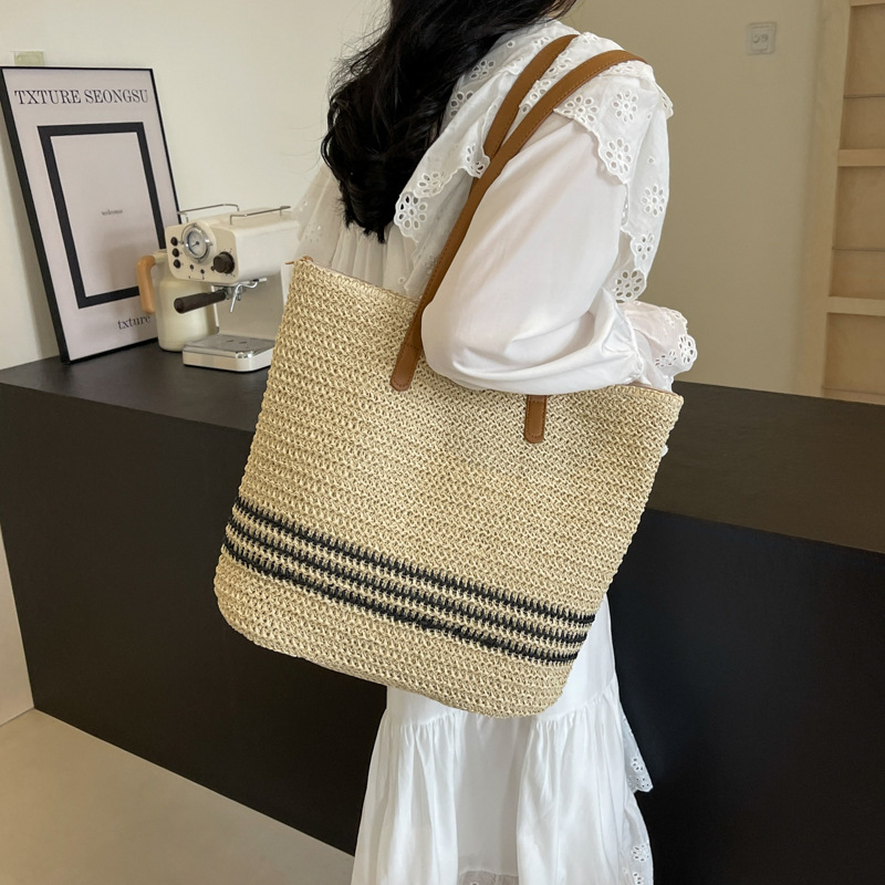 A new 2025 trendy, fashionable, simple and large-capacity single-shoulder bag for women, a casual commuting tote bag full figure