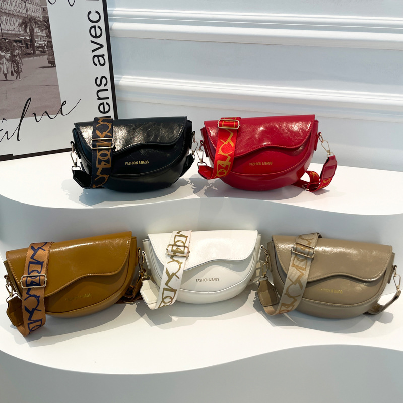 High-end retro bag for women, 2024 new style, trendy texture crossbody bag, versatile ins single-shoulder underarm bag Application Scenario