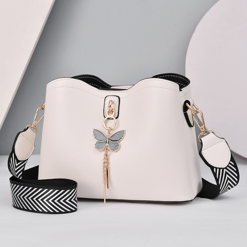 Wholesale of women's small bags 2024 new style, versatile, trendy and fashionable, single-shoulder crossbody cross, one-piece consignment of online red envelopes Application Scenario